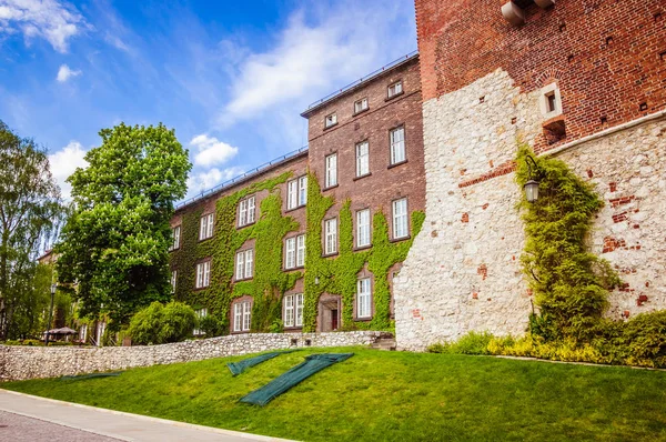 Oud Kasteel Met Blauwe Lucht Achtergrond — Stockfoto