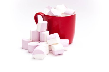 Beyaz arka plan üzerinde mor ve beyaz marshmallow ile kırmızı Kupası