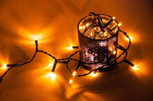 クリスマスの照明の中で青いお祝いカップ — ストック写真