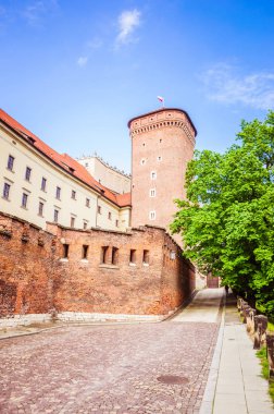 Arka planda mavi gökyüzü ile antik yol ve kale kule