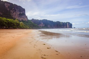 Arka planda küçük bulutlar ve mavi gökyüzü ile tropik Ocean beach