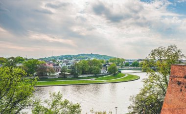 Şehrin eski kesiminde bir nehir üzerinde muhteşem görünümü