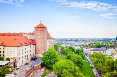 Arka planda mavi bir gökyüzü ile ortaçağ kale üzerinde muhteşem görünümü