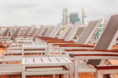 Lüks oteldeki plaj yatakları 