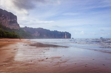 Arka planda küçük bulutlar ve mavi gökyüzü ile tropik Ocean beach