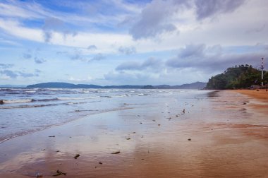 Arka planda küçük bulutlar ve mavi gökyüzü ile tropik Ocean beach