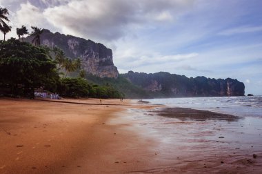 Arka planda küçük bulutlar ve mavi gökyüzü ile tropik Ocean beach
