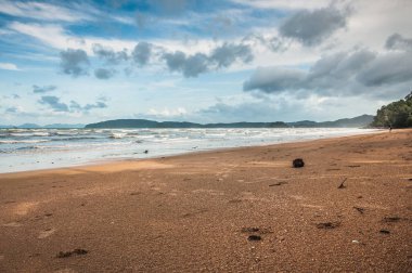 Arka planda küçük bulutlar ve mavi gökyüzü ile tropik Ocean beach