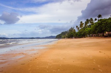 Arka planda küçük bulutlar ve mavi gökyüzü ile tropik Ocean beach