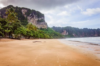 Arka planda küçük bulutlar ve mavi gökyüzü ile tropik Ocean beach