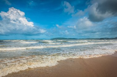 Arka planda küçük bulutlar ve mavi gökyüzü ile tropik Ocean beach