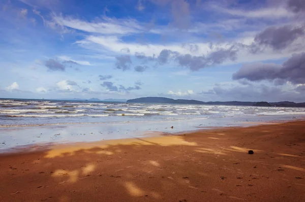 Playa Del Océano Los Trópicos Con Pequeñas Nubes Cielo Azul — Foto de Stock