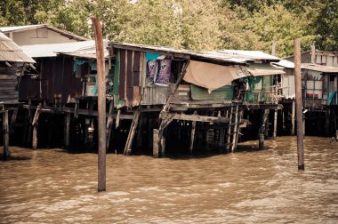 Bangkok 'un fakir bölgesi, insanların yaşadığı binalar tam anlamıyla su üstünde.