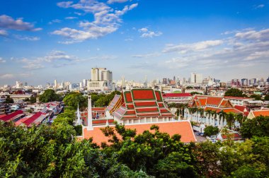 Arka planda mavi bir gökyüzü ile Bangkok şehir görünümü