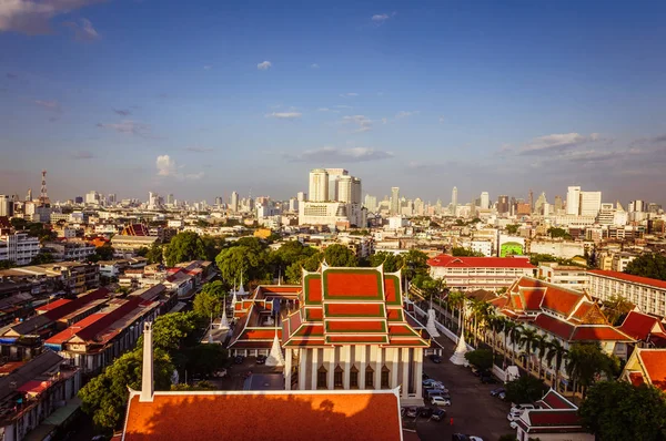 Arka planda mavi bir gökyüzü ile Bangkok şehir görünümü