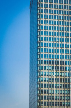 İçinde soyut yansımalar olan modern bir gökdelenin yakın çekimi