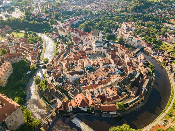 Vroege Zonnige Ochtend Een Kleine Europese Stad Omgeven Door Rivier — Stockfoto