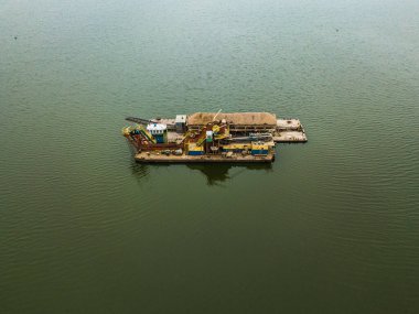 Gölden kum çıkaran endüstriyel makine.