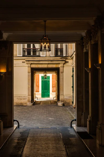 Forntida Paris Byggnaden Ingång Genom Passagen Till Den Gröna Dörren — Stockfoto