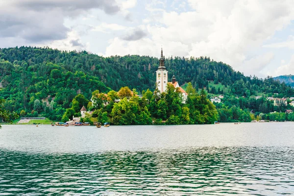 Gölün Ortasında Güzel Bir Katedral Etrafı Renkli Ağaçlarla Çevrili — Stok fotoğraf