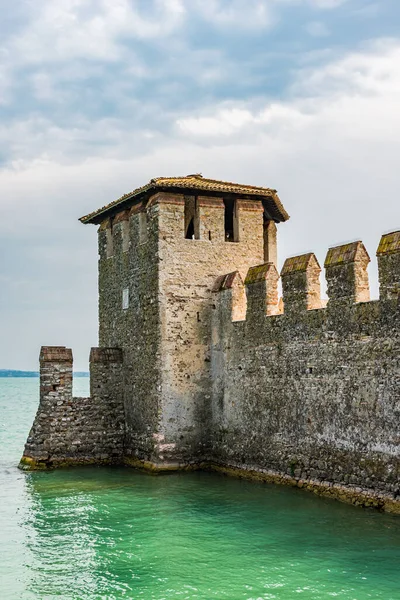 Groene Water Rond Scaligero Kasteel Toren Aan Het Gardameer Sirmione — Stockfoto