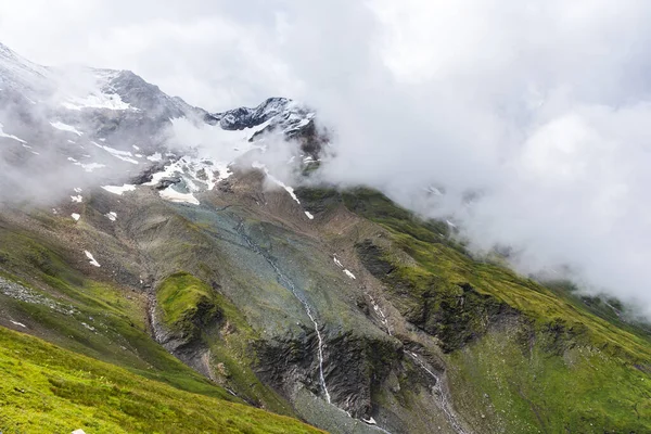 Nuvole Bianche Umide Coprono Cima Della Montagna Nelle Alpi Austriache Foto Stock