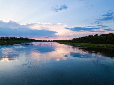 Nehrin üzerinde gün batımında hava manzarası