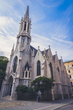 Arka planında güzel mavi gökyüzü olan Evanjelik Lüterci Kilisesi