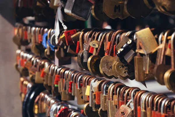 Κοντινό Πλάνο Σκουριασμένων Παλιών Κλειδαριών Αγάπης Που Κρέμονται Στη Γέφυρα — Φωτογραφία Αρχείου