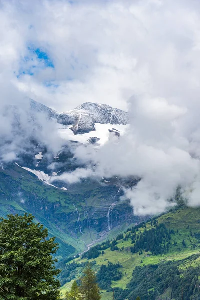 Alpy Austriackie Pokryte Lasem Dole Śniegiem Górze Błękitnym Niebem Tle — Zdjęcie stockowe