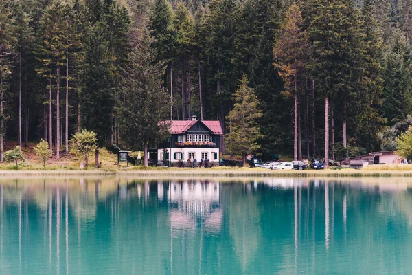 Spätnachmittag See Mit Einem Alten Weißen Haus Zwischen Hohen Kiefern — Stockfoto