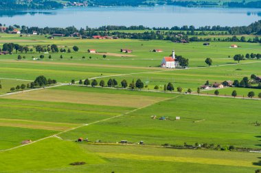 Yeşil vadideki yalnız kilise