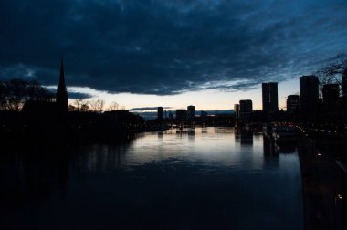 Frankfurt 'un gökdelenleri üzerinde akşam gökyüzü yansıyor.