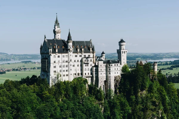 Neuscwanstein Slott Berget Med Gröna Fält Och Blå Himmel Bakgrunden — Stockfoto