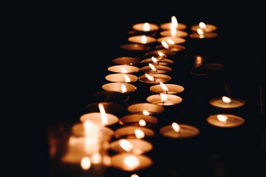 Kilisenin karanlığında mum yakın çekim