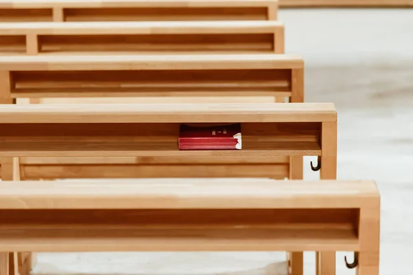 Antiguo Himno Debajo Mesa Para Oración Iglesia — Foto de Stock