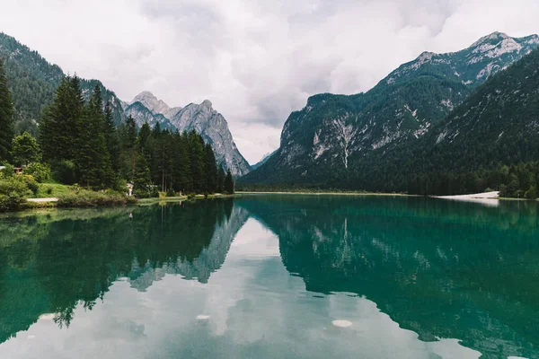 Dolomitlerdeki Yeşil Dağ Gölü — Stok fotoğraf