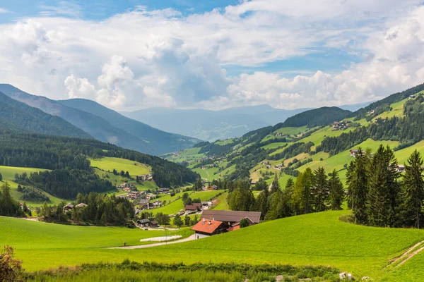 Spokojna Dolina Alpejska Małymi Domkami Wiejskimi Lasem Tle — Zdjęcie stockowe