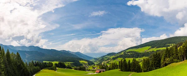 Panorama Słonecznej Doliny Alpejskiej Zieloną Trawą Błękitnym Zachmurzonym Niebem — Zdjęcie stockowe