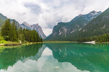 Dolomitlerdeki Yeşil Dağ Gölü