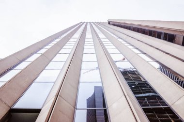Şehir merkezinde modern bir gökdelen ve bir sokak lambası