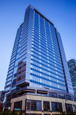 Şehir merkezindeki modern gökdelen