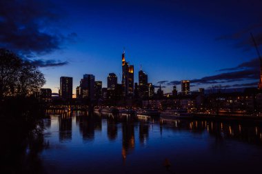 Frankfurt 'un gökdelenleri üzerinde akşam gökyüzü yansıyor.
