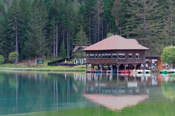 森の中に木造の家がある湖の上に曇りの天気 — ストック写真