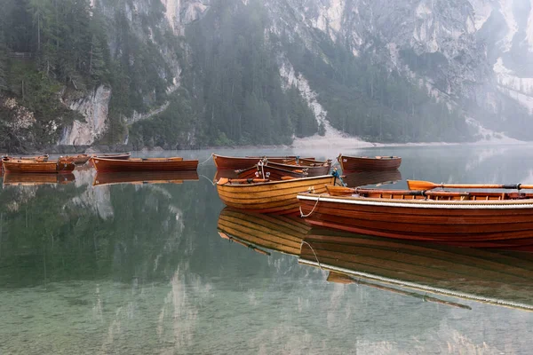 Frühmorgens Auf Dem Pragser See Den Dolomiten Bei Leichtem Nebel — Stockfoto