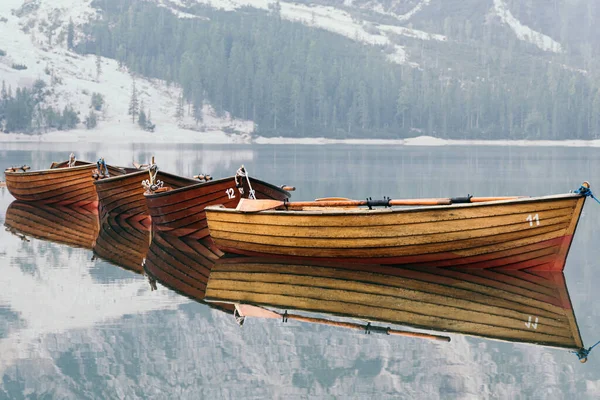 Calmo Lago Braies Manhã Com Barcos Madeira Vazios Leve Nevoeiro — Fotografia de Stock