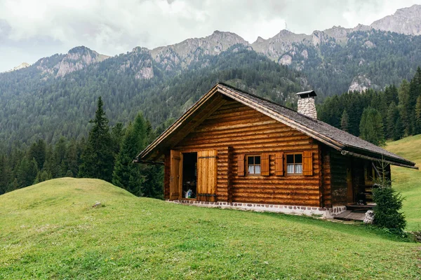 Ξύλινο Σπίτι Στο Καταπράσινο Δάσος Ανάμεσα Στα Βουνά — Φωτογραφία Αρχείου