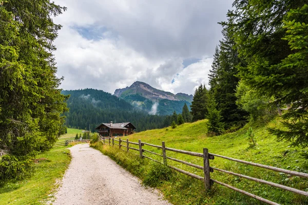 Drewniany Dom Przy Leśnej Drodze Dolomitach — Zdjęcie stockowe