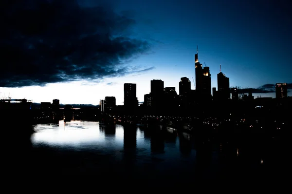 Cielo Nocturno Sobre Los Rascacielos Frankfurt Reflejándose Agua Main — Foto de Stock