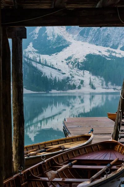 Vide Bateaux Bois Sous Pont Petit Matin Sur Lac Braies Photos De Stock Libres De Droits